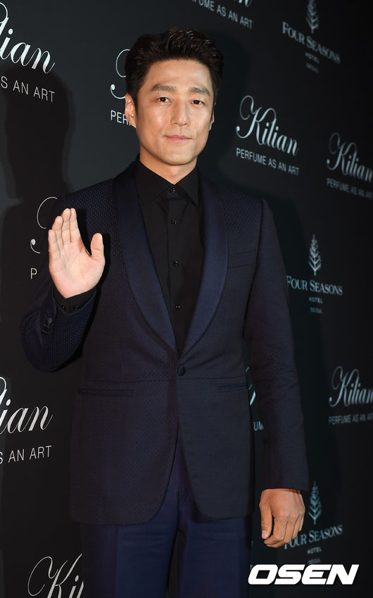 배우 지진희가 16일 오후 서울 종로구 포시즌 호텔에서 진행된 향수 브랜드 킬리안 나이트 파티에 참석해 포토타임을 갖고 있다. / youngrae@osen.co.kr