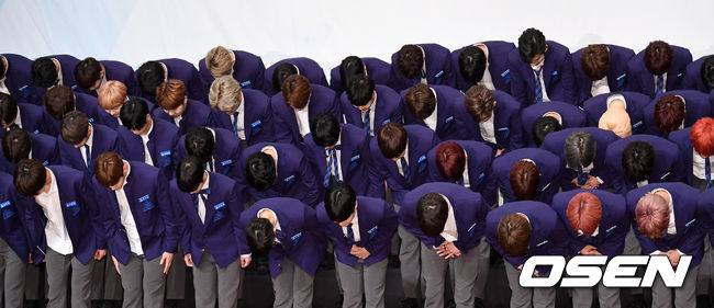 ] 30일 오후 서울 여의도 63컨벤션센터에서 Mnet '프로듀스 X 101' 제작발표회가 열렸다.  연습생들이 포토타임을 마치고 인사를 하고 있다. /jpnews@osen.co.kr