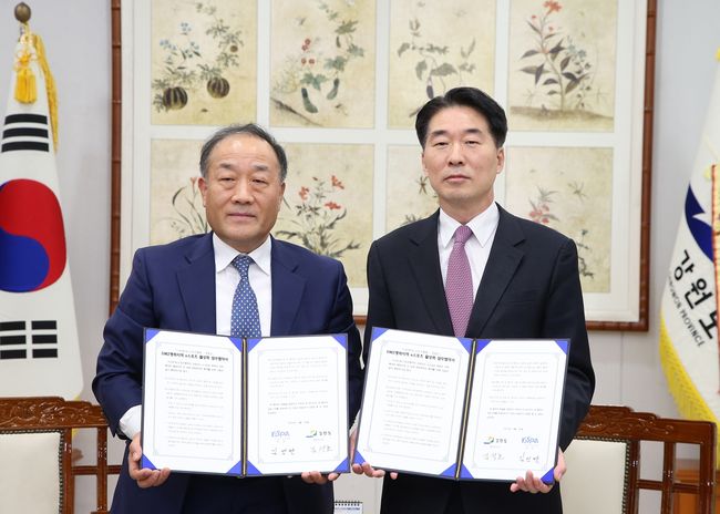 김영만 KeSPA 회장(왼쪽)과 김성호 강원도 행정부지사.