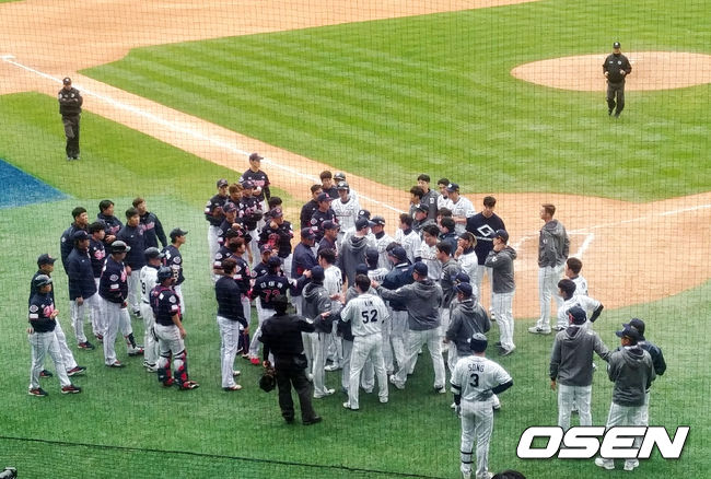[사진] 지난 28일 롯데와 두산의 벤치클리어링 장면.
