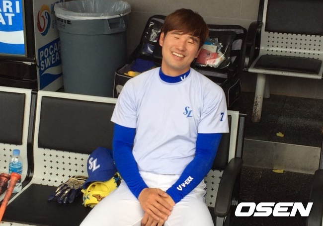 삼성 김상수가 30일 광주경기에 앞서 지난 28일 심판 판정에 대한 항의 표시로 헬멧 투척에 대해 해명을 하고 있다.