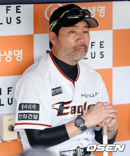 한화 한용덕 감독이 취재진들의 질문을 기다리고 있다. / eastsea@osen.co.kr