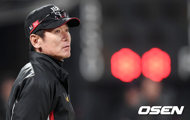경기 후 KT 이강철 감독이 선수들을 바라보고 있다. / eastsea@osen.co.kr