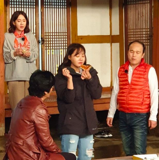 [사진] 최성국이 공개한 '불타는 청춘' 촬영 현장 사진 오현경 강경헌 김광규(왼쪽부터)