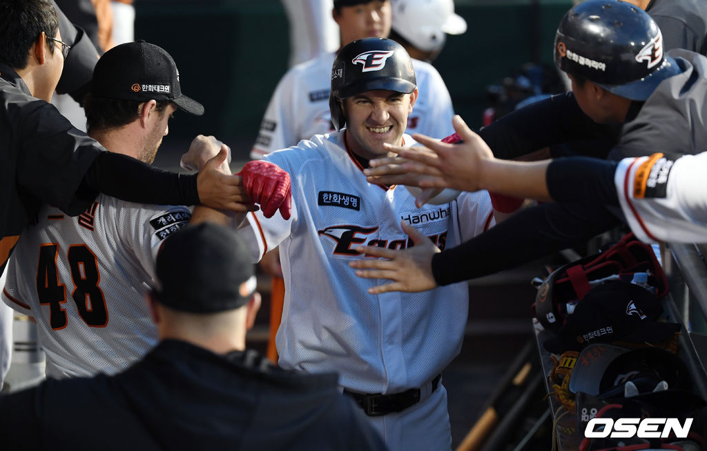 3회말 2사 한화 호잉이 솔로홈런을 쏘아올린 후 더그아웃에서 축하를 받고 있다. / eastsea@osen.co.kr