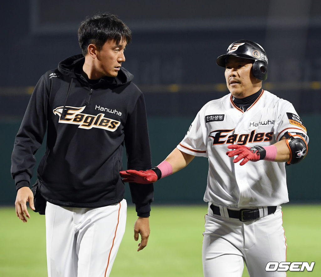 7회말 무사 1루 한화 정근우가 병살타를 때린 후 1루 주루과정 고통스러운 표정을 짓고 한동안 일어서지 못하다 고통을 참으며 스스로 더그아웃으로 향하고 있다. / eastsea@osen.co.kr