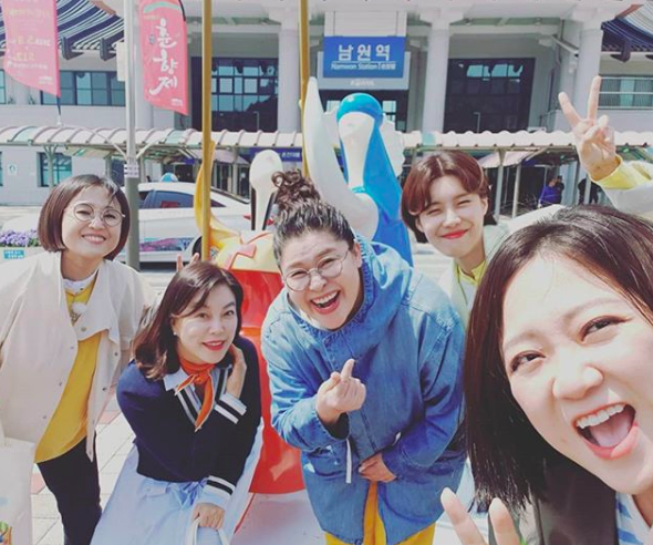 [사진] 송은이(왼쪽부터) 최화정 이영자 장도연 김숙 '밥블레스유' 남원역 촬영 인증샷