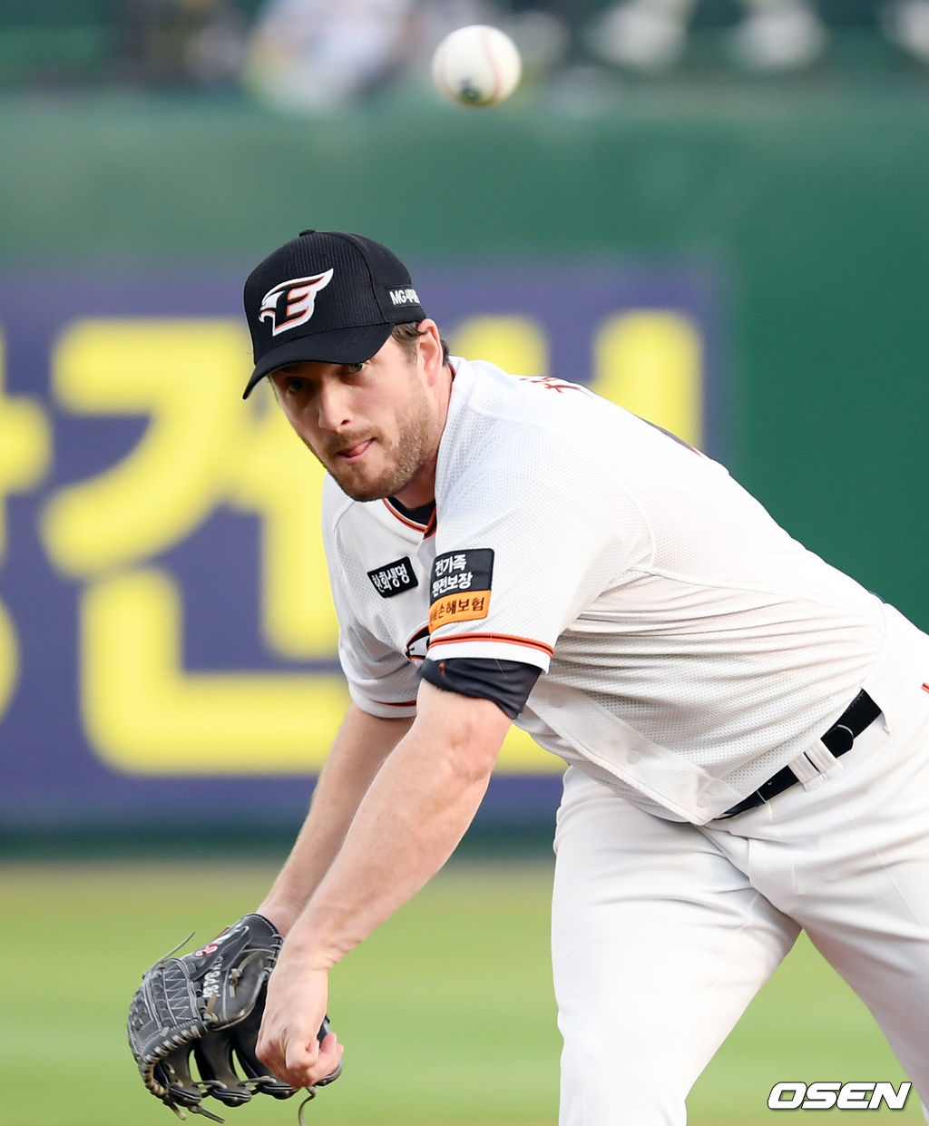 1회초 한화 선발투수 채드벨이 역투하고 있다. / eastsea@osen.co.kr