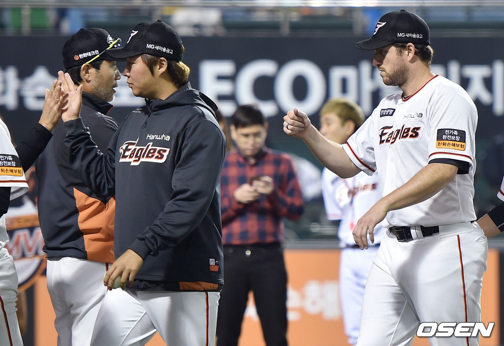 시즌 4승 성공한 한화 채드벨이 한용덕 감독과 기쁨을 나누고 있다. / eastsea@osen.co.kr