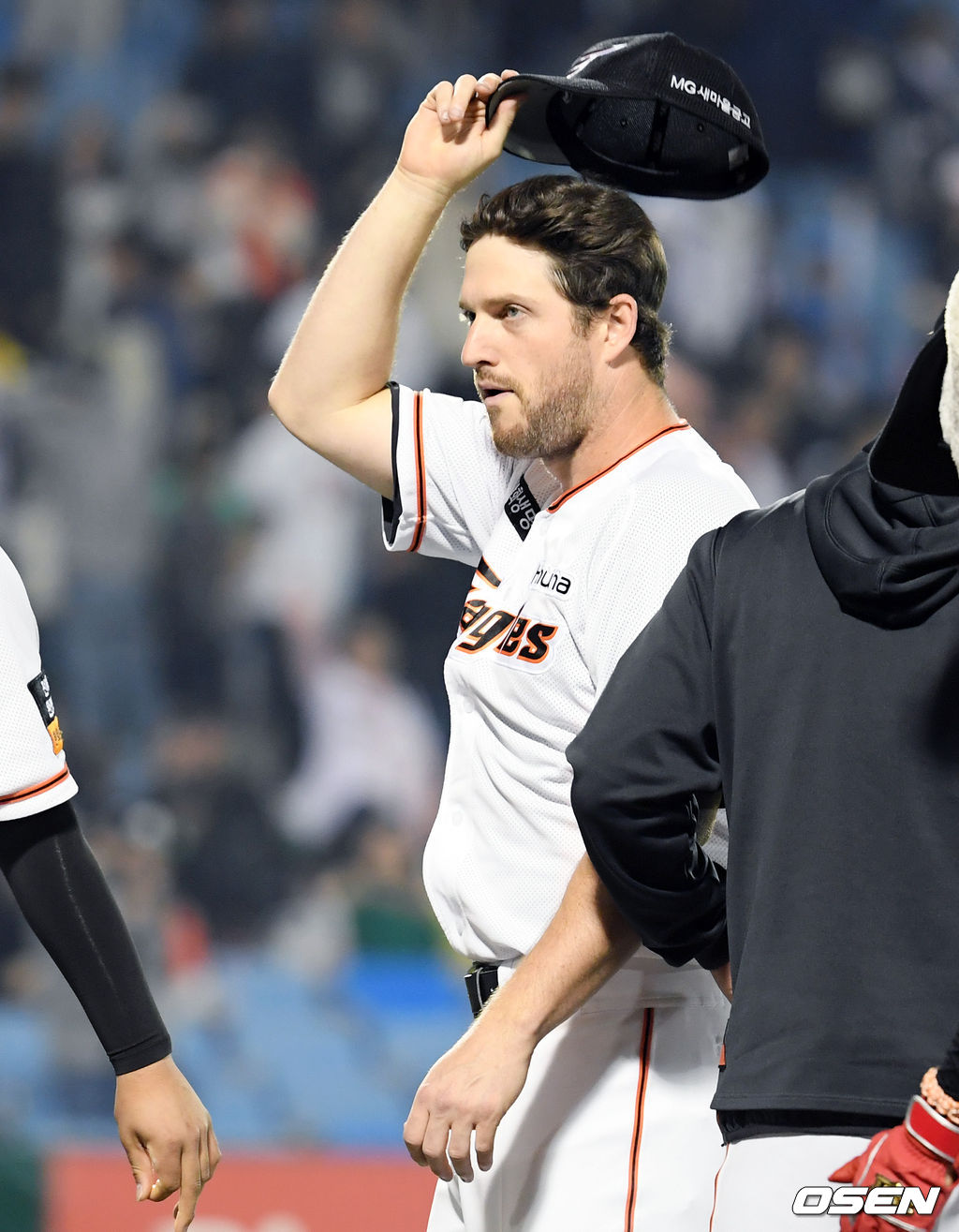 시즌 4승 달성한 한화 채드벨이 팬들에게 인사를 하고 있다. / eastsea@osen.co.kr