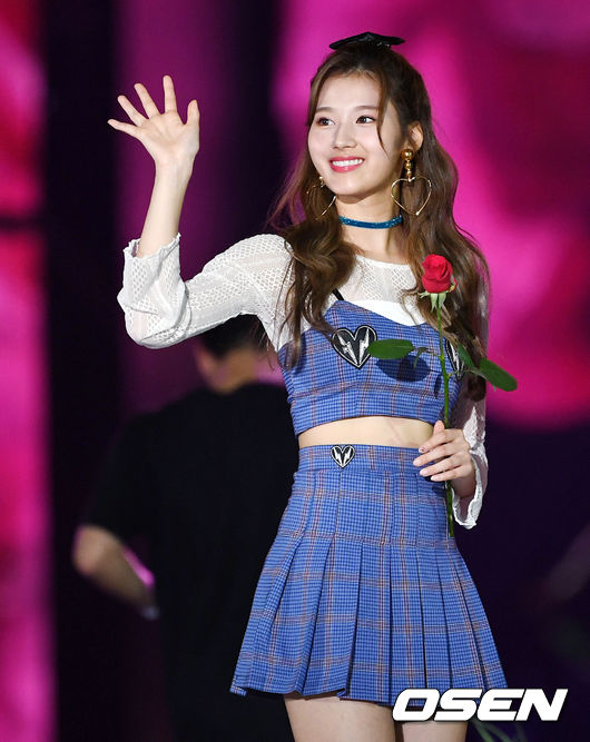 1일 오후 서울 구로구 고척 스카이돔에서 '케이스타 2018 코리아 뮤직 페스티벌'이 진행됐다.  3부 플라워카펫(레드카펫)에 그룹 트와이스 사나가 참석하고 있다. / eastsea@osen.co.kr