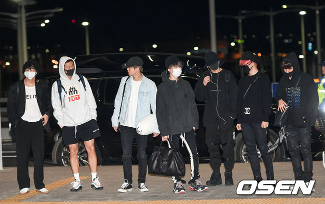 그룹 방탄소년단(BTS)이 빌보드 뮤직 어워드 참석차 29일 오후 인천국제공항 제2터미널을 통해 미국으로 출국하고 있다.  방탄소년단(BTS)이 출국장으로 향하고 있다. /pjmpp@osen.co.kr