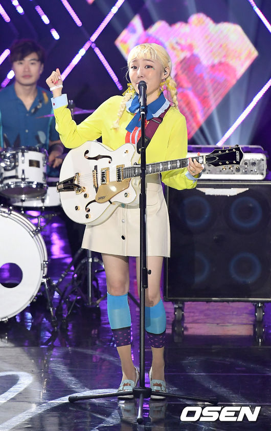 신현희와 김루트가 7일 오후 서울 상암동 SBS 프리즘타워에서 진행된 SBS MTV '더 쇼' 생방송에서 무대를 선보이고 있다. / youngrae@osen.co.kr