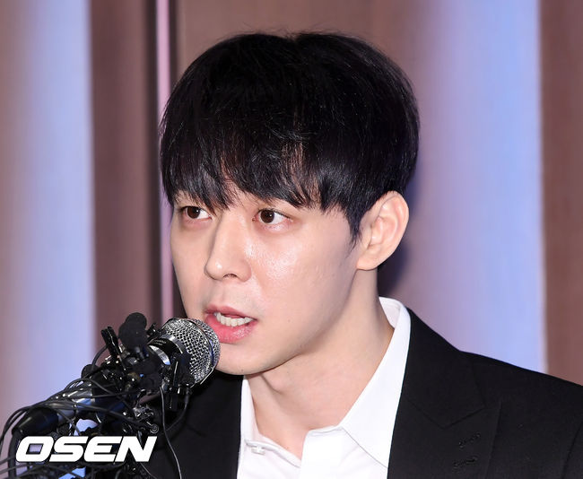 10일 오후 서울 중구 세종대로 124 프레스센터 매화홀에서 그룹 JYJ 멤버이자 배우 박유천의 긴급 기자회견이 진행됐다.앞서 박유천의 약혼녀였던 남양유업 창업주 고 홍두영 명예회장의 외손녀 황하나가 마약 혐의로 조사를 받는 가운데, 연예인 A씨의 권유가 있었다고 밝혀 논란이 일었고 이에 약혼자였던 박유천이 연예인 A로 언급됐던 것. 박유천 측은 이에 대해 입장을 밝히기 위해 긴급 기자회견을 열었다.그룹 JYJ 멤버이자 배우 박유천이 기자회견장에서 입장문을 읽고 있다. /rumi@osen.co.kr