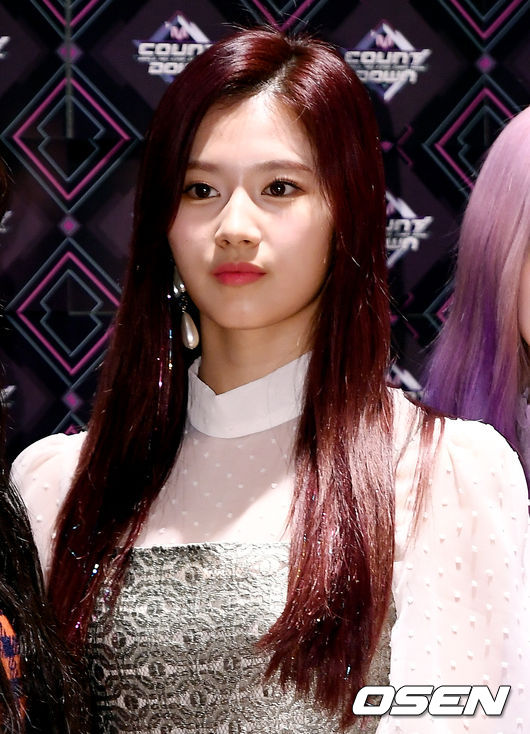 그룹 트와이스 사나가 포토타임을 갖고 있다. /pjmpp@osen.co.kr