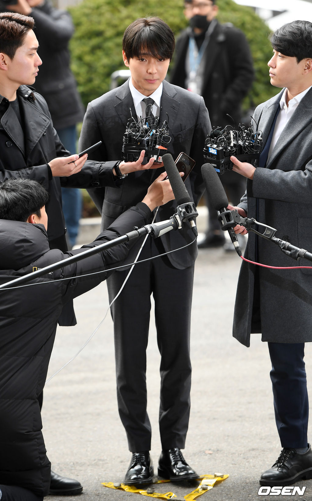 이번 사건을 수사중인 서울경찰청 광역수사대는 최종훈을 피의자 신분으로 소환해 조사한다. 최종훈은 승리와 정준영 등이 있는 카카오톡 단체 대화방에 올리는 등 불법 촬영물을 유포한 혐의로 입건됐다. 최종훈은 이 밖에 음주운전 사건을 무마하기 위해 경찰과 유착했다는 의혹도 받고 있다./ rumi@osen.co.kr