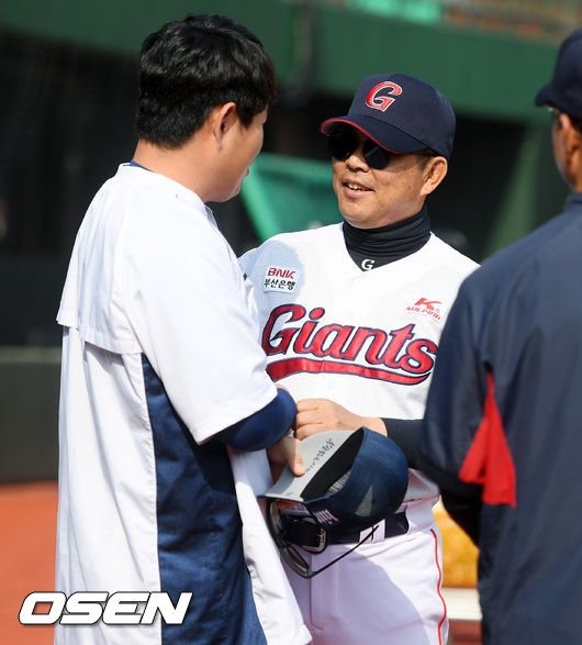 롯데 양상문 감독과 NC 양의지가 1일 사직구장에서 열리는 맞대결을 앞두고 정담을 나누고 있다. /eastsea@osen.co.kr