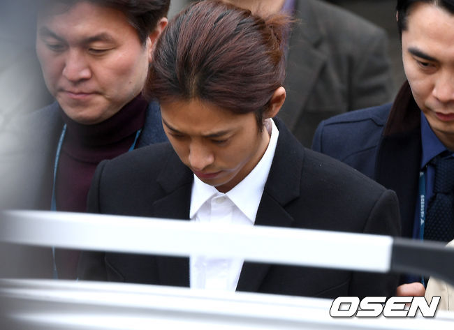 성관계 동영상을 불법 촬영하고 유포하는 등의 혐의를 받고 있는 가수 정준영이 3월 21일 오후 서울지방법원에 구속 영장실질심사를 마치고 포승줄에 묶여 호송 차량으로 향하고 있다. 정준영은 단체 채팅방 등에 불법 촬영한 성관계 영상을 유포한 혐의를 받고 있다. 지난 2015년 말부터 피해자들을 몰래 촬영한 영상을 지인들에게 퍼트린 것으로 알려졌다. 정준영의 영상 피해자 역시도 10여명에 달하는 것으로 전해졌다./ dreamer@osen.co.kr