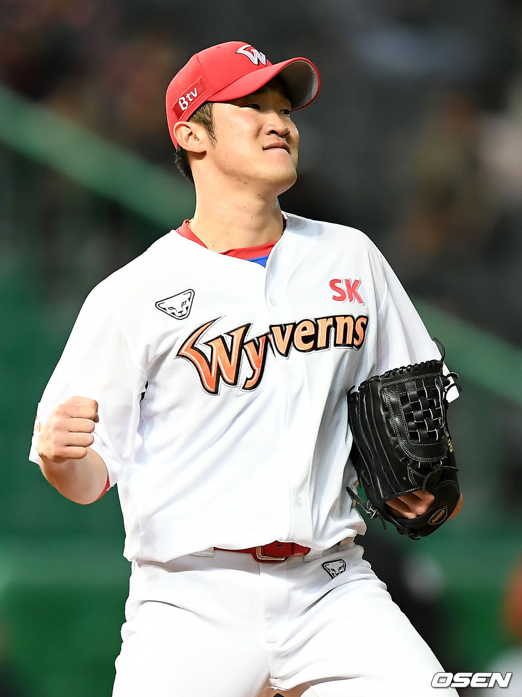 7회초 2사 1루 SK 선발투수 박종훈이 키움 김규민을 삼진을 잡은 뒤 환호하고 있다. /pjmpp@osen.co.kr