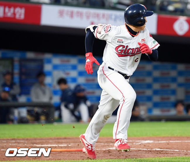 롯데 손아섭이 1일 사직 NC전, 2회말 에디 버틀러를 상대로 좌월 솔로포를 터뜨렸다. 시즌 4호 홈런 /eastsea@osen.co.kr