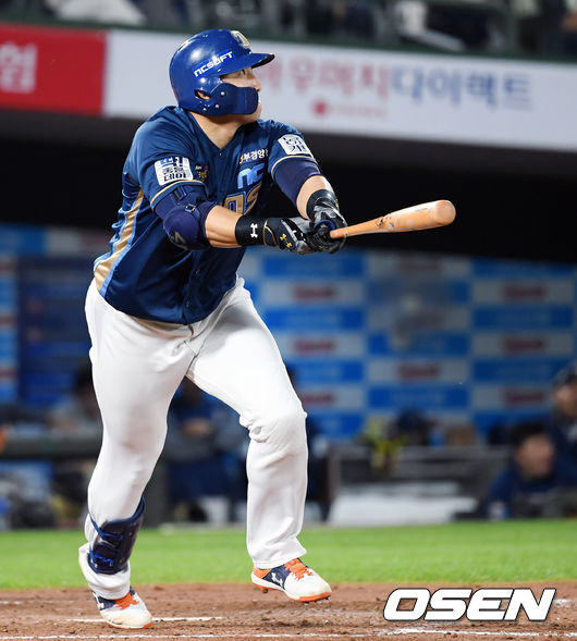 NC 나성범이 1일 사직 롯데전에서 1-4로 뒤진 4회초 동점 3점포를 쏘아 올렸다. 시즌 4호.