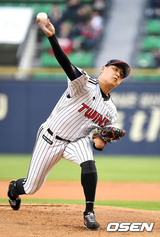 1일 오후 잠실 야구장에서 '2019 신한은행 MY CAR KBO리그' LG 트윈스와 KT 위즈와의 경기가 열렸다. 1회초 LG 배재준이 역투하고 있다. / youngrae@osen.co.kr