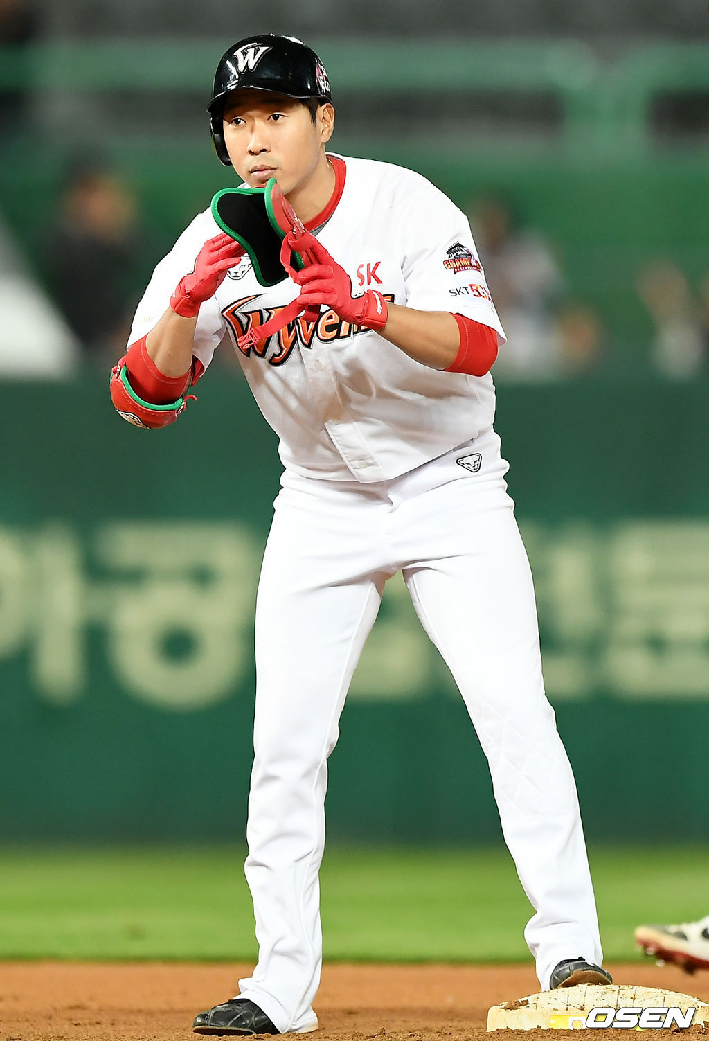 8회말 무사 2루 SK 고종욱이 적시타를 날린 뒤 타밈을 요청하고 있다. /pjmpp@osen.co.kr