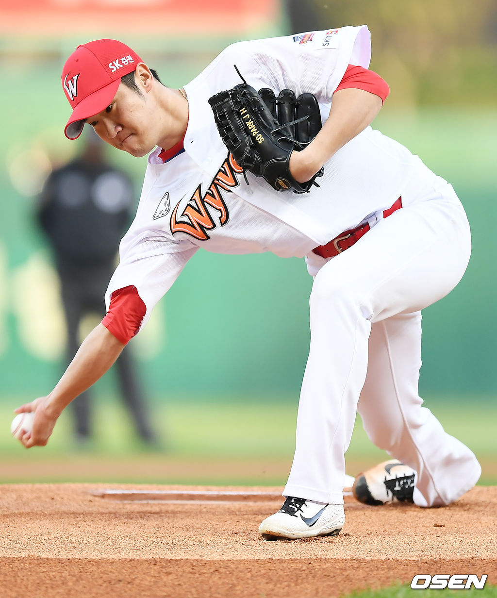 1회초 SK 선발투수 박종훈이 역투하고 있다. /pjmpp@osen.co.kr