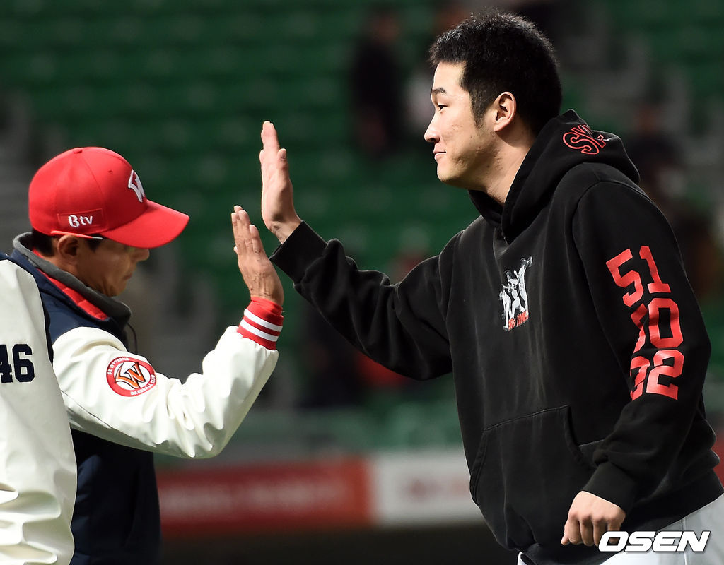 경기에서 승리한 SK 염경엽 감독이 박종훈과 하이파이브를 하고 있다. /pjmpp@osen.co.kr