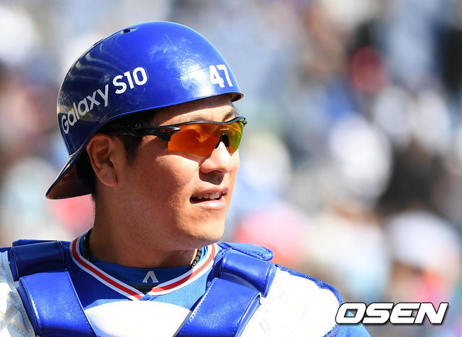 삼성 포수 강민호가 1일 KIA와의 광주경기에서 선제 결승 스리런 홈런을 때리며 팀 5연패 탈출을 이끌었다. /OSEN DB