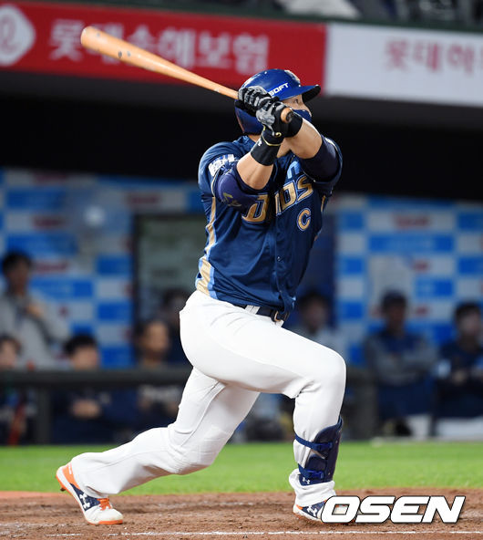 NC 나성범이 1일 사직 롯데전에서 1-4로 뒤진 4회초 동점 3점포를 쏘아 올렸다. 시즌 4호. /eastsea@osen.co.kr
