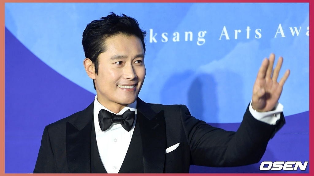 1일 오후 서울 강남구 코엑스에서 ‘2019 제 55회 백상예술대상’ 레드카펫 행사가 진행됐다.배우 이병헌이 레드카펫을 밟고 있다. /rumi@osen.co.kr