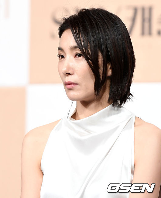 배우 김서형이 취재진의 질문을 듣고 있다./sunday@osen.co.kr