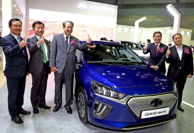 허병길 현대자동차 국내영업본부 판매사업부장(전무), 김종현 한국전지산업협회장, 박천규 환경부 차관, 김학용 제20대 국회 후반기 환경노동위원회 위원장(자유한국당 국회의원), 김원이 서울특별시 정무부시장(왼쪽부터)이 2일 서울 삼성동 코엑스에서 개막한 EV 트렌드 코리아 2019에서 이날 최초 공개된 현대차 전기차 '더 뉴 아이오닉 일렉트릭'과 기념촬영하고 있다. /현대차 제공.