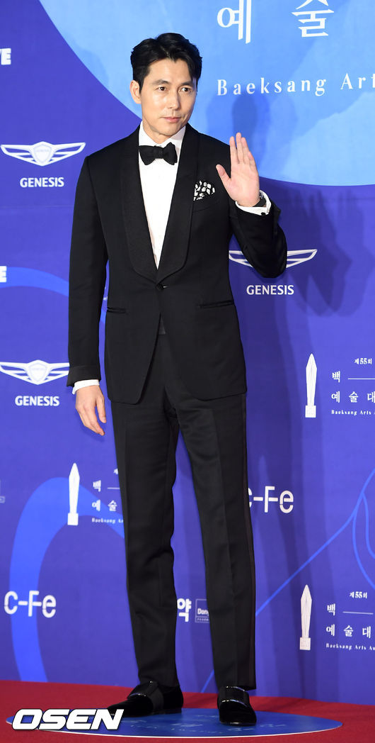 1일 오후 서울 강남구 코엑스에서 ‘2019 제 55회 백상예술대상’ 레드카펫 행사가 진행됐다. 배우 정우성이 레드카펫을 밟고 있다./rumi@osen.co.kr