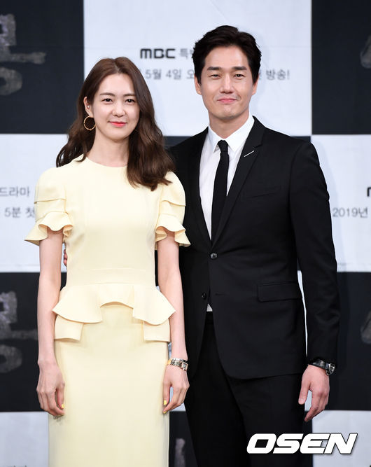 배우 이요원, 유지태가 포토타임을 하고 있다. /jpnews@osen.co.kr