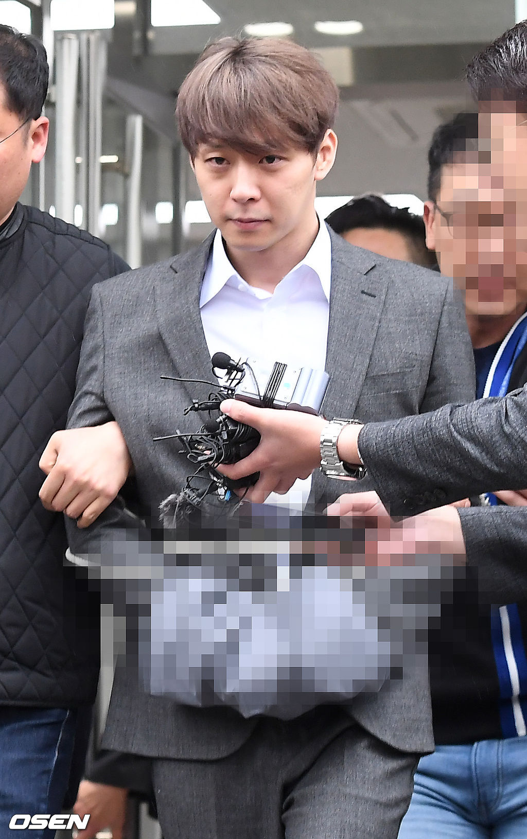 마약 투약 혐의를 받는 가수 겸 배우 박유천이 26일 오후 수원지방법원에서 구속영장에 대한 영장실질심사를 받은 뒤 포승줄에 묶인채 남부구치소로 이동하고 있다.마약 투약 혐의를 받고 있는 박유천은 지난 23일 국립과학수사연구원(국과수) 감식 결과 체모에서 마약류 양성 반응이 나왔고 마약류 성분이 검출됐다는 것이 밝혀져 논란을 불러일으켰다. /youngrae@osen.co.kr