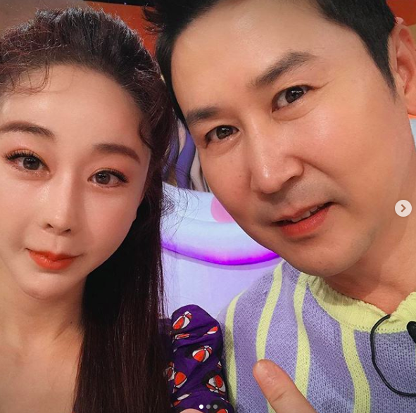 [사진=함소원 SNS] 배우 함소원(왼쪽)과 '대국민 토크쇼 안녕하세요' MC 신동엽