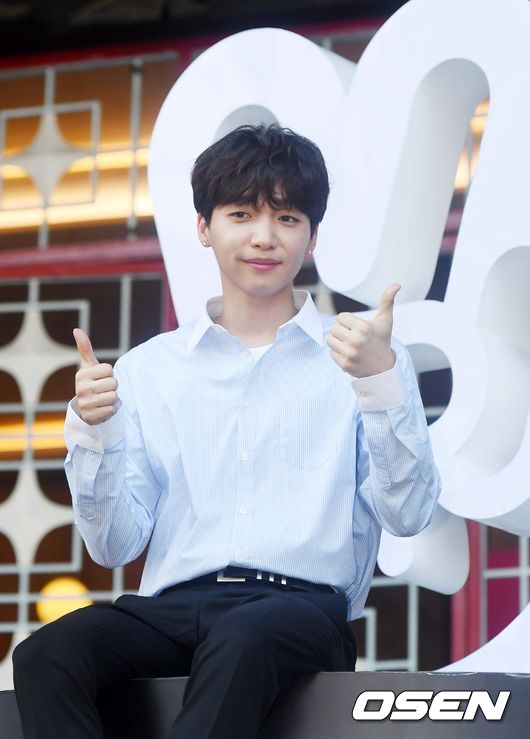 정세운이 팬사인회를 마친 후 밖으로 나와 포즈를 취하고 있다./rumi@osen.co.kr