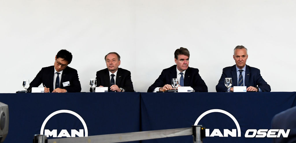 기자회견을 갖고 있는 만트럭버스그룹 인사들. 왼쪽 두 번째부터 막스 버거(Max Burger) 만트럭버스코리아 사장, 고란 뉘베르(Göran Nyberg) 만트럭버스그룹 세일즈 및 마케팅 담당 부회장, 요아킴 드리스(Joachim Drees) 만트럭버스그룹 회장.