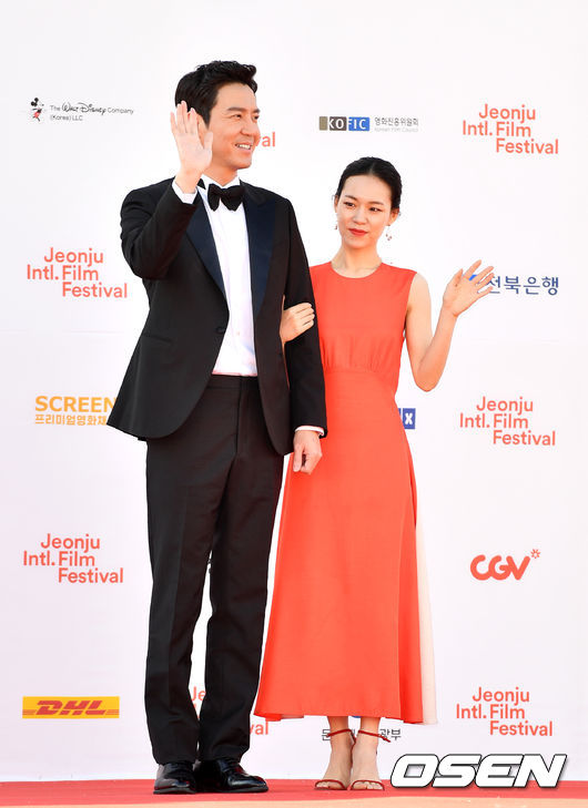 2일 오후 전북 전주 돔에서 ‘제 20회 전주국제영화제’ 레드카펫 행사가 열렸다. 개막식 사회자 최원영, 한예리가 레드카펫을 밟고 있다./sunday@osen.co.kr