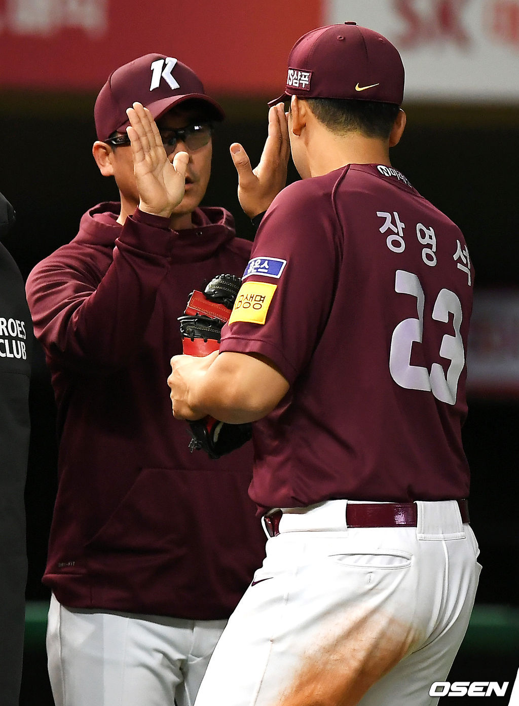 경기에서 승리한 키움 장정석 감독이 장영석과 하이파이브를 하고 있다. /pjmpp@osen.co.kr