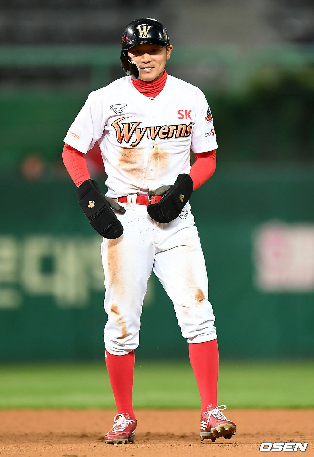 8회말 1사 1,2루 SK 최정의 플라이때 1루 주자 김재현이 2루에서 아웃된 후 아쉬워하고 있다. /pjmpp@osen.co.kr