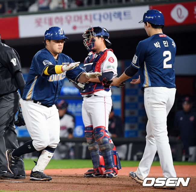 2일 오후 부산 사직구장에서 '2019 신한은행 MY CAR KBO리그' 롯데 자이언츠와 NC 다이노스의 경기가 진행됐다. 8회초 2사 1루 NC 박석민이 투런홈런을 쏘아올린 후 박민우와 기쁨을 나누고 있다. / eastsea@osen.co.kr