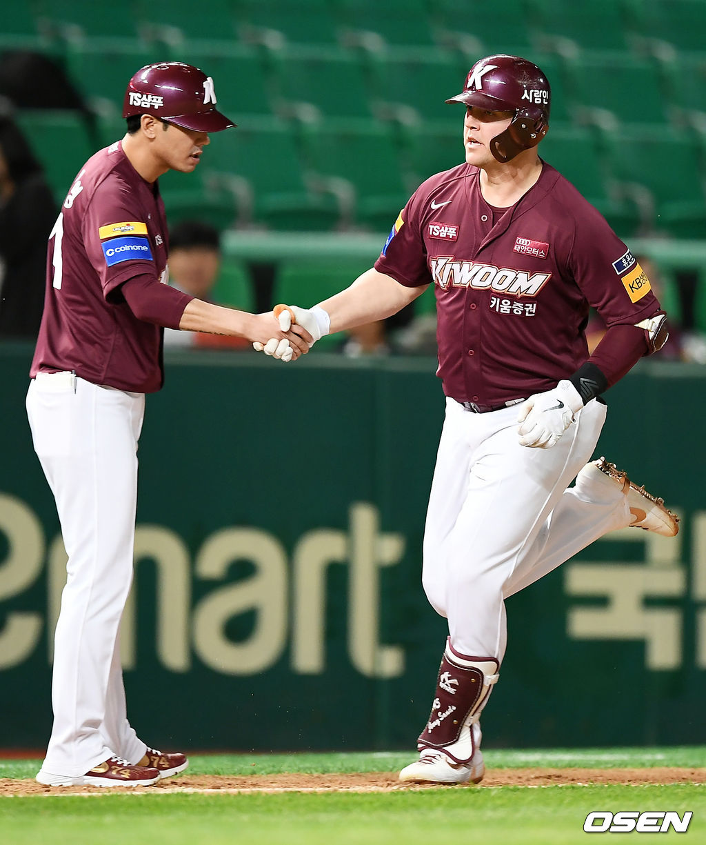 5회초 1사 1루 키움 샌즈가 2점 홈런을 날린 뒤 조재영 코치와 하이파이브를 하고 있다. /pjmpp@osen.co.kr