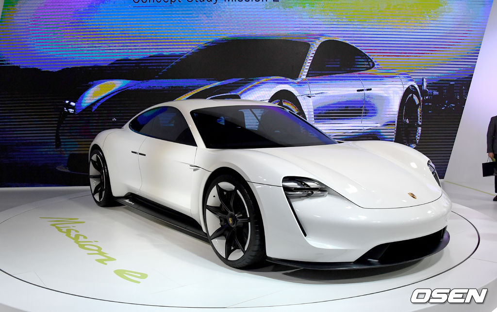 'EV 트렌드 코리아 2019'에 전시 된 포르쉐 '미션 E' 콘셉트 모델.
