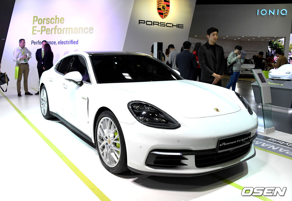 'EV 트렌드 코리아 2019'에 전시 된 포르쉐 '파나메라 4 E-하이브리드'. 