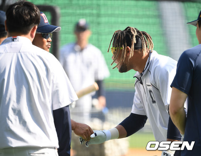 3일 오후 잠실 야구장에서 열리는 ‘2019 신한은행 MY CAR KBO리그' 두산 베어스와 LG 트윈스의 경기의 앞서 양팀 훈련 시간이 진행됐다. 두산 정경배 코치와 페르난데스가 인사를 나누고 있다. / youngrae@osen.co.kr