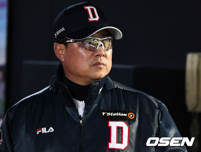 두산 김태형 감독이 선수들을 바라보고 있다. /pjmpp@osen.co.kr