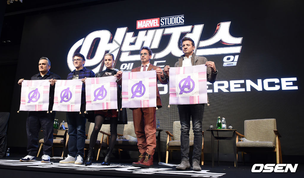 안소니 루소와 조 루소 감독, 배우 브리 라슨, 로버트 다우니 주니어, 제레미 래너가 어벤져스 마크가 새겨진 한국의 전통조각보를 선물로 받고 기뻐하고 있다. /jpnews@osen.co.kr